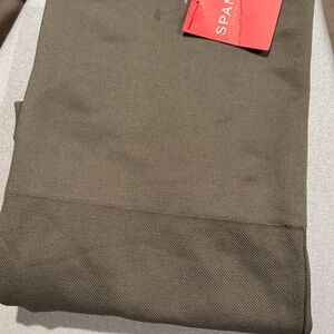 SPANX Cropped LAMN (Look At Me Now) Leggings in Olive Green. Size XL, NWT